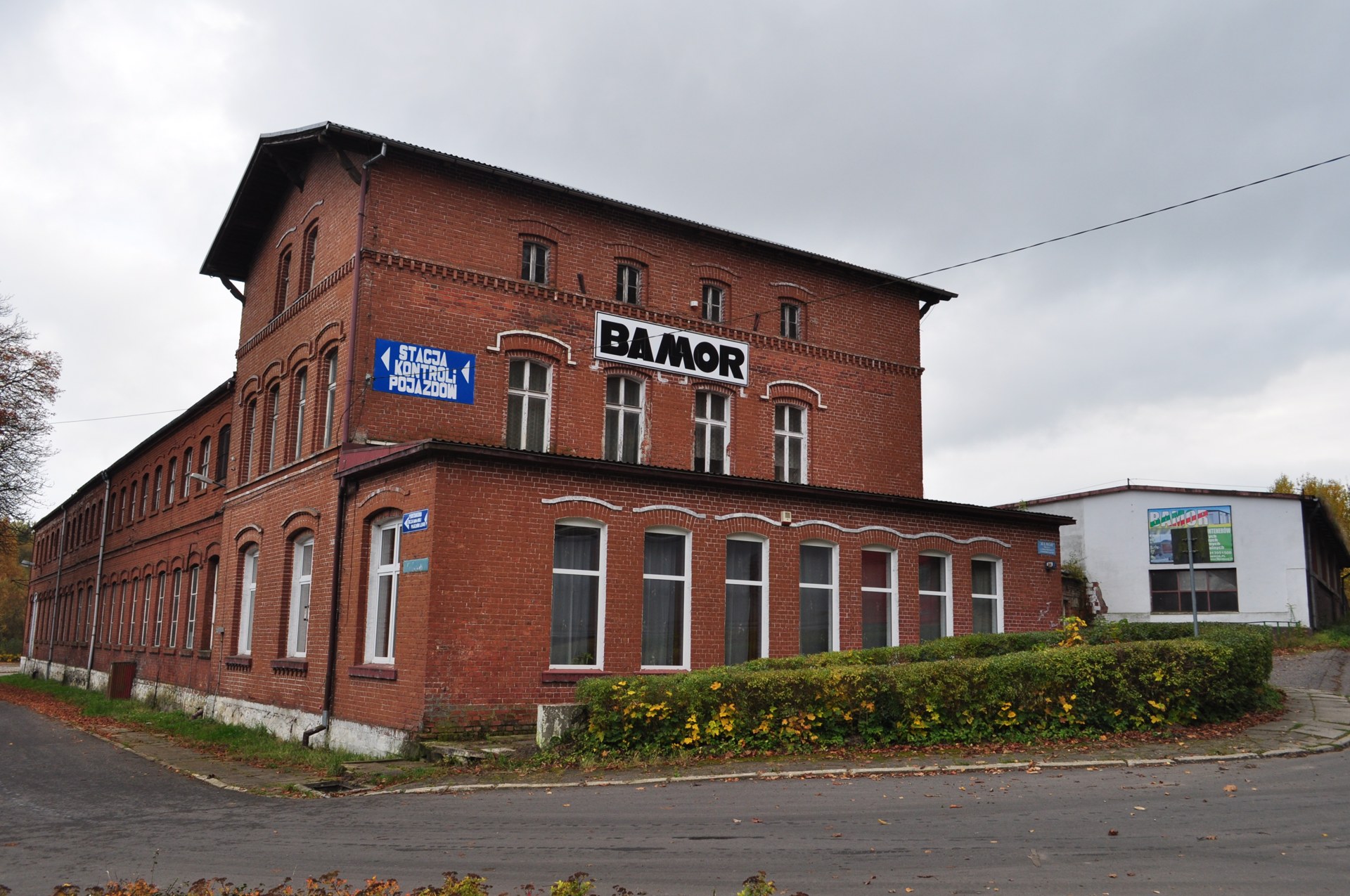 Ceglany budynek BAMOR w Resku, widok od strony ulicy
